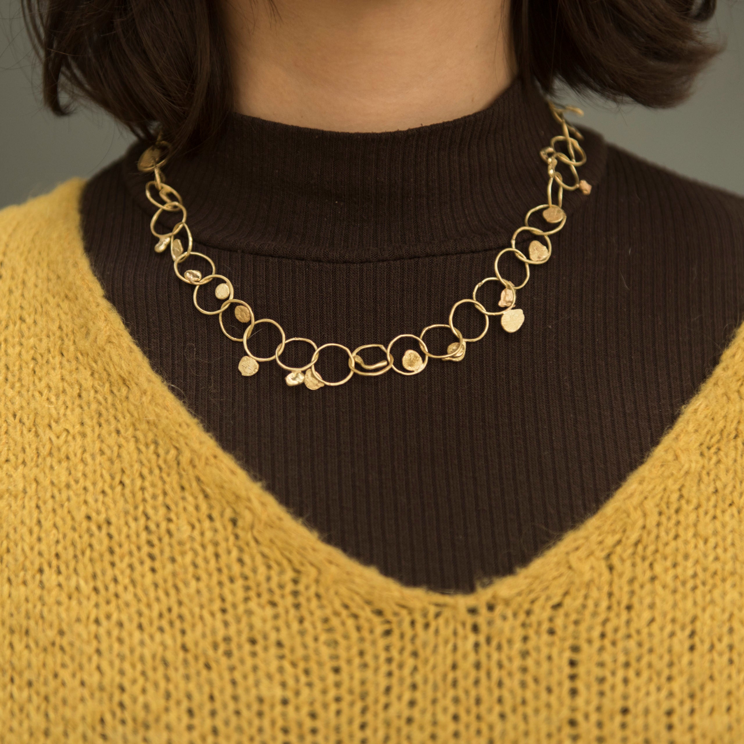 Gold discs chain necklace