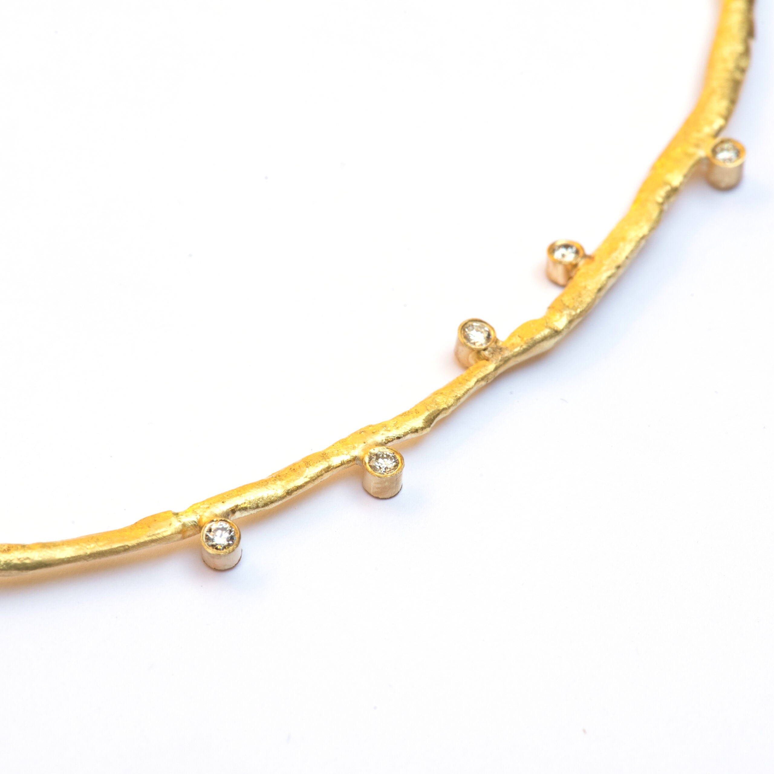 Gold half rigid necklace with 5 diamonds